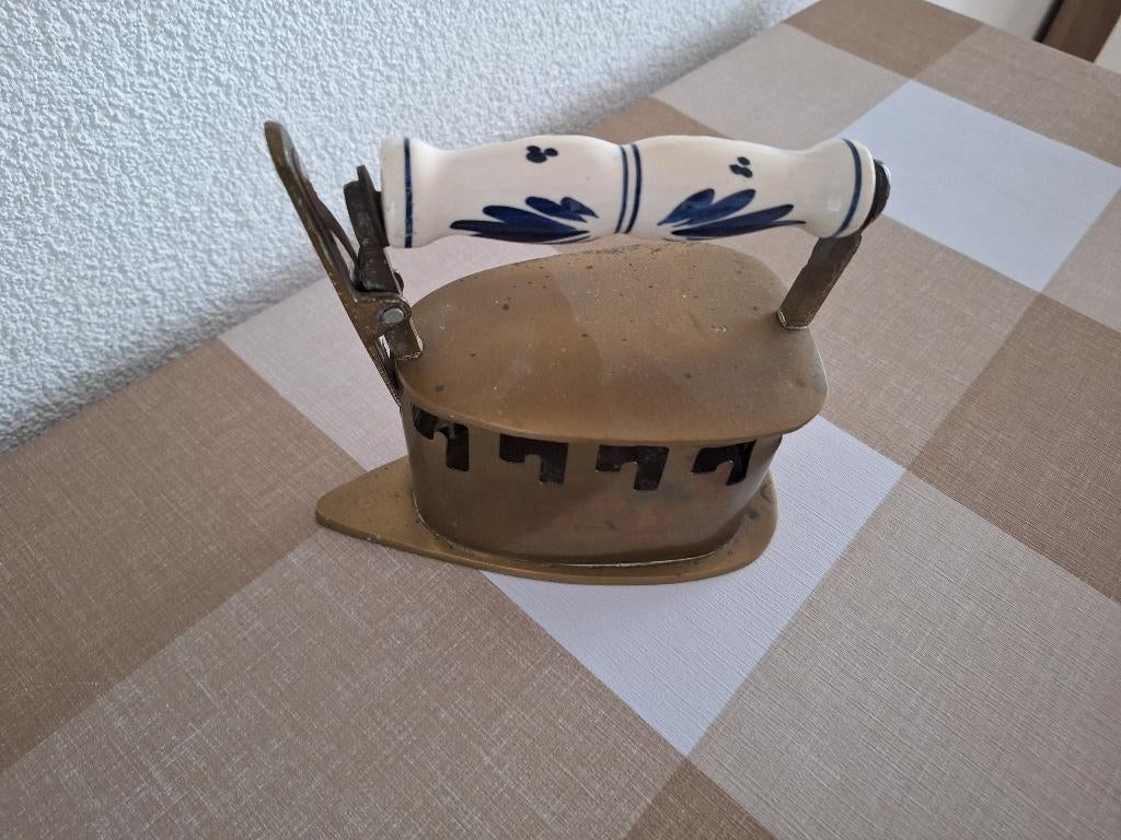 Vintage delfsblauw/messing strijkbout, Antiek en Kunst, Antiek | Gereedschap en Instrumenten, Ophalen of Verzenden