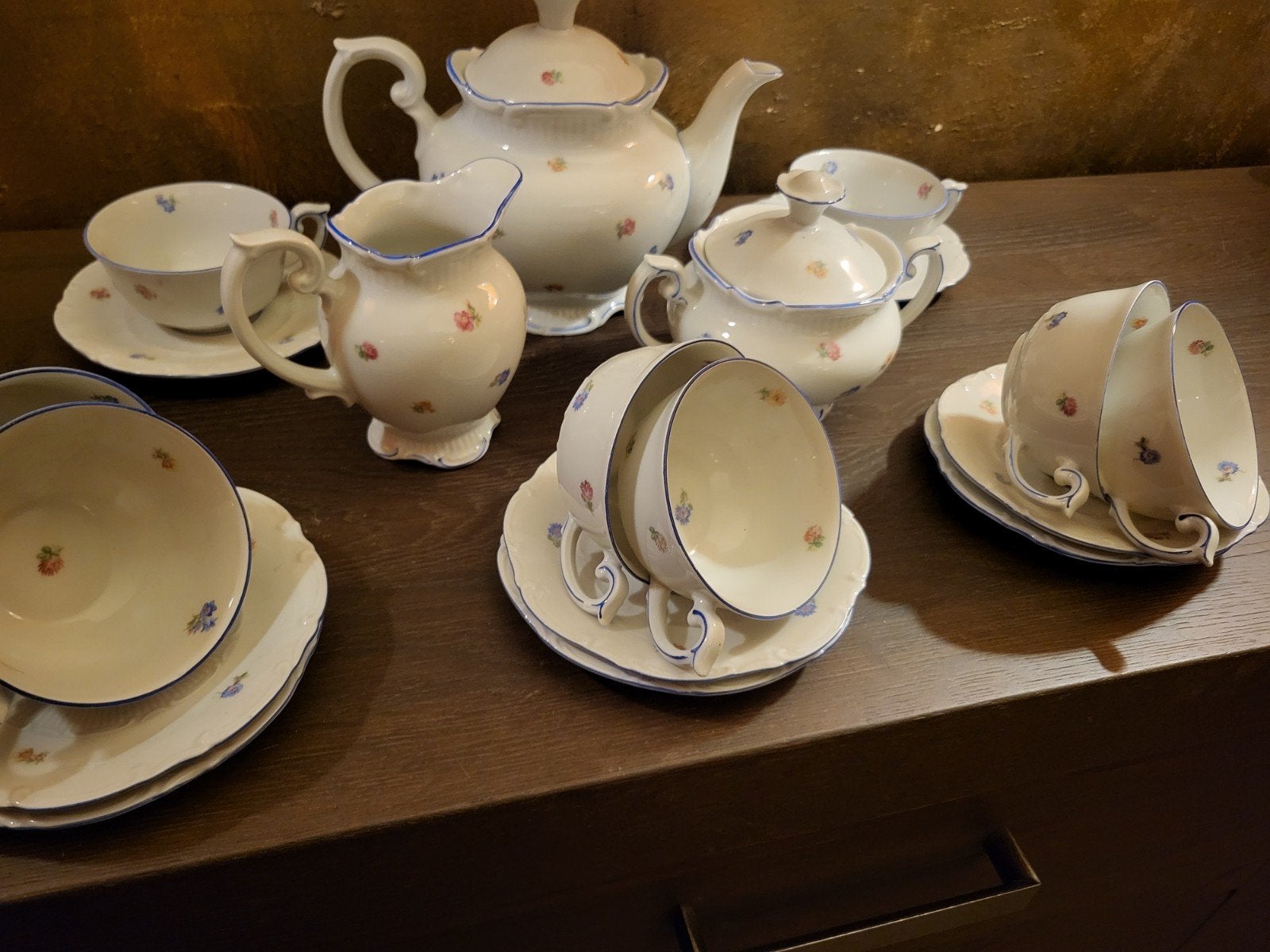 Mooi servies, theepot, suikerpot, melkkan en kop en schotels, Antiek en Kunst, Ophalen of Verzenden