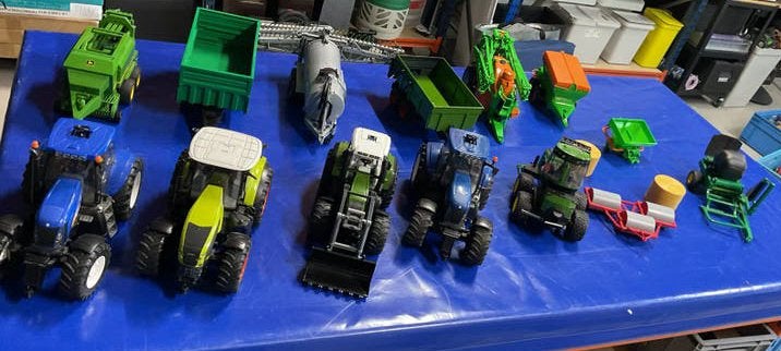 Bruder boerderij Farm tractors en aanhangwagens karren etc, Kinderen en Baby's, Speelgoed | Speelgoedvoertuigen, Ophalen, Gebruikt