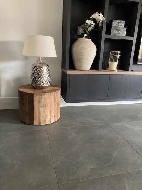 Ronde houten bijzettafel met wieltjes, Huis en Inrichting, Minder dan 55 cm, Gebruikt, Rond, Modern