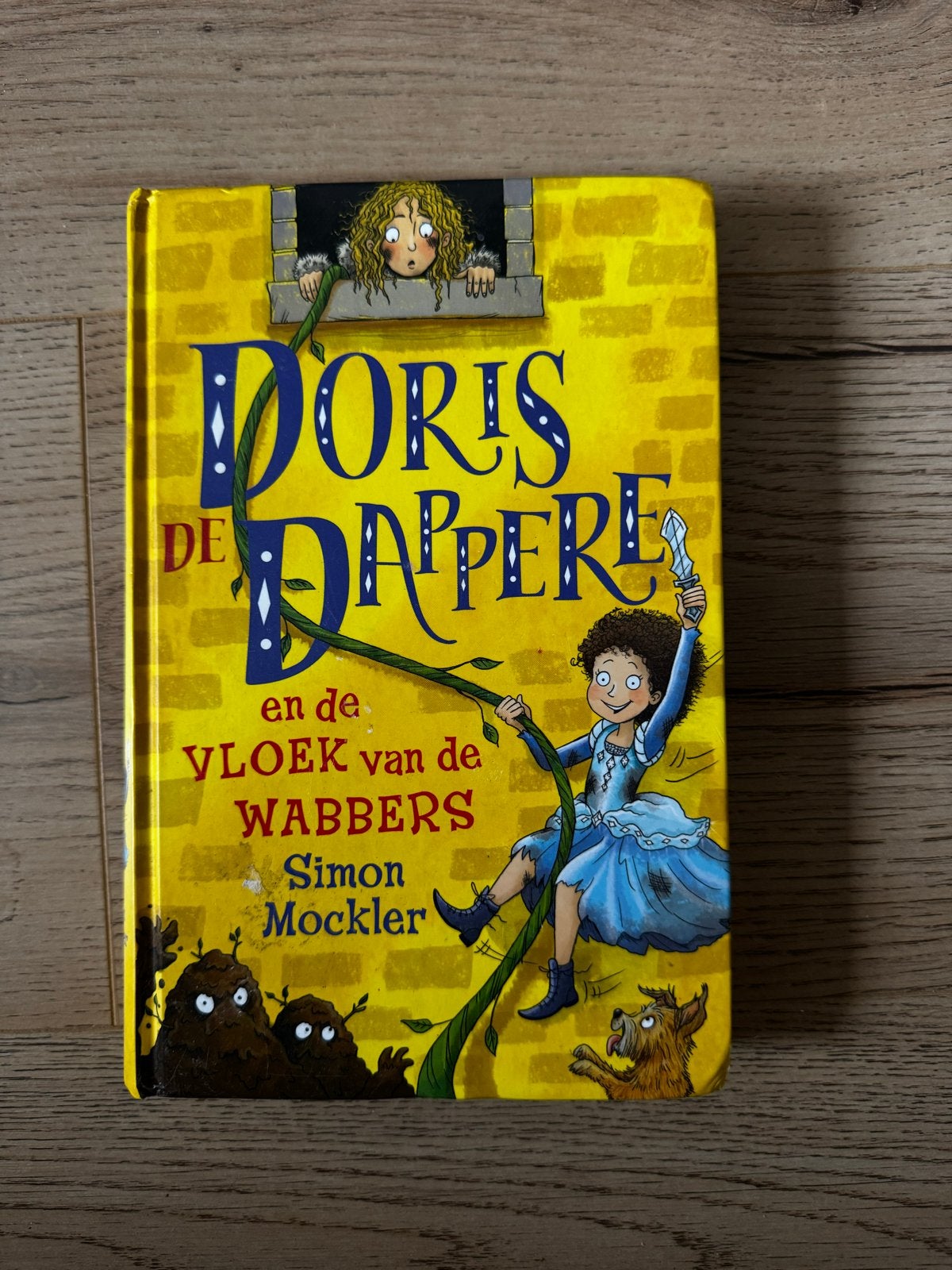 Doris de Dappere en de Vloek van de Wabbers - Simon Mockler, Ophalen of Verzenden, Gelezen, Fictie algemeen