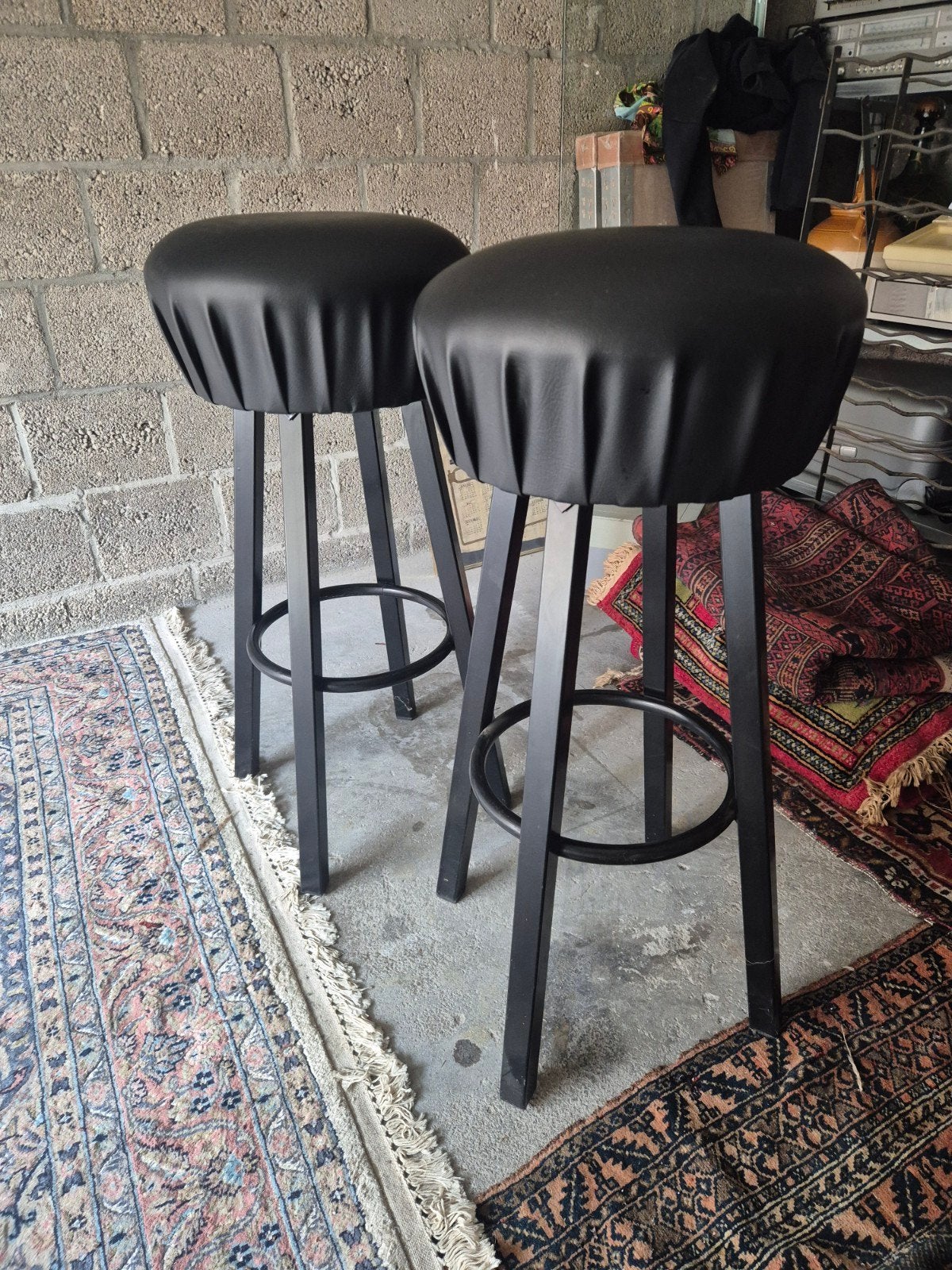 Set van 2 zwarte barkrukken met metalen onderstel, Gebruikt, Met voetsteun, Ophalen of Verzenden, 90 cm of meer