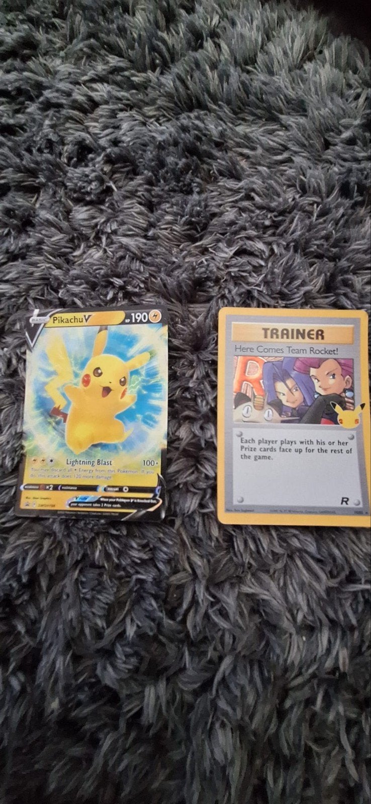 Pikachu V en Trainer Here Comes Team Rocket! Pokémon kaarten, Ophalen of Verzenden, Gebruikt, Meerdere kaarten
