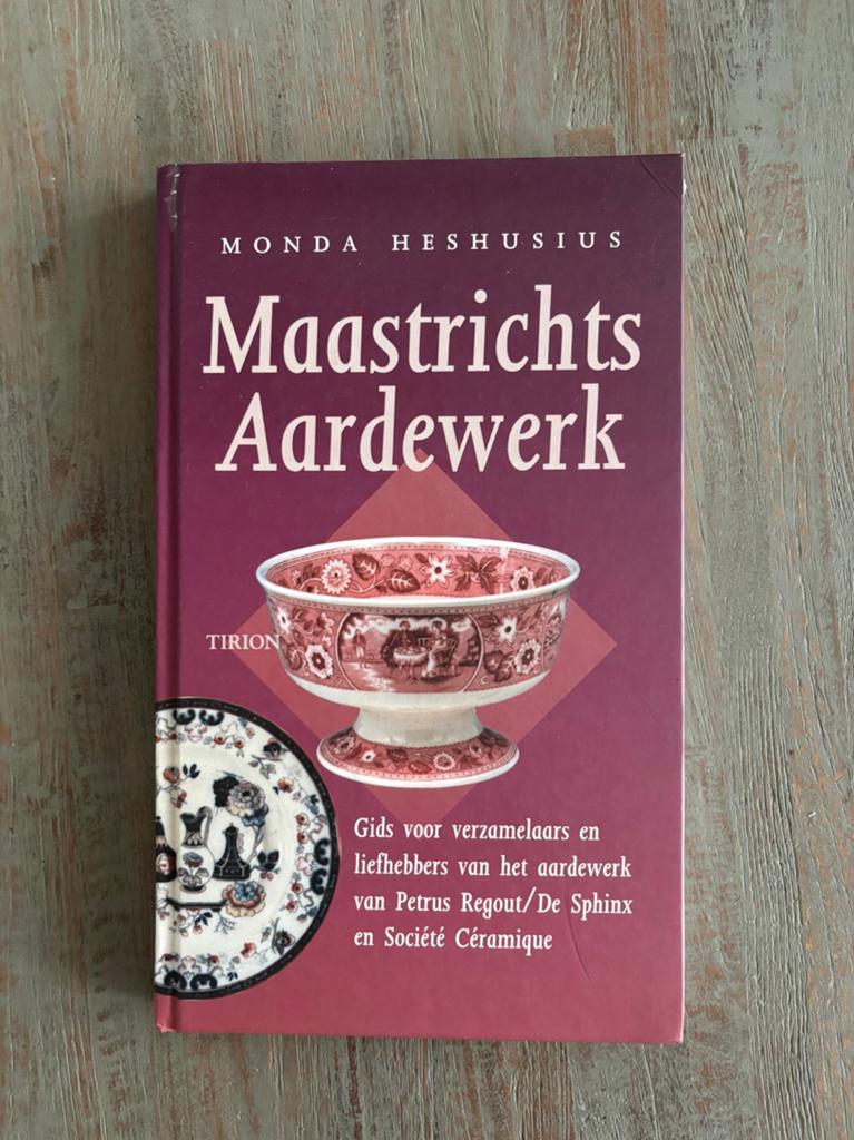 Monda Heshusius - Maastrichts Aardewerk, Ophalen of Verzenden, Zo goed als nieuw, M. Heshusius