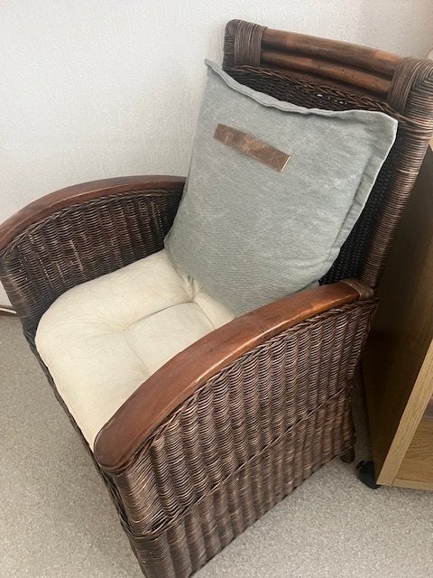 Comfortabele rotan stoel met kussens uit rookvrijhuis, Huis en Inrichting, Stoelen, Ophalen, Gebruikt, Bruin, Riet of Rotan