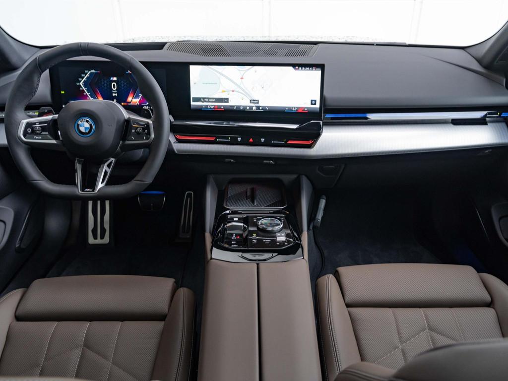 BMW 5 Serie Sedan 530e | M Sportpakket | Glazen Panoramadak, Auto's, Stof, 22 kWh, Met garantie (alle), Hybride Elektrisch/Benzine