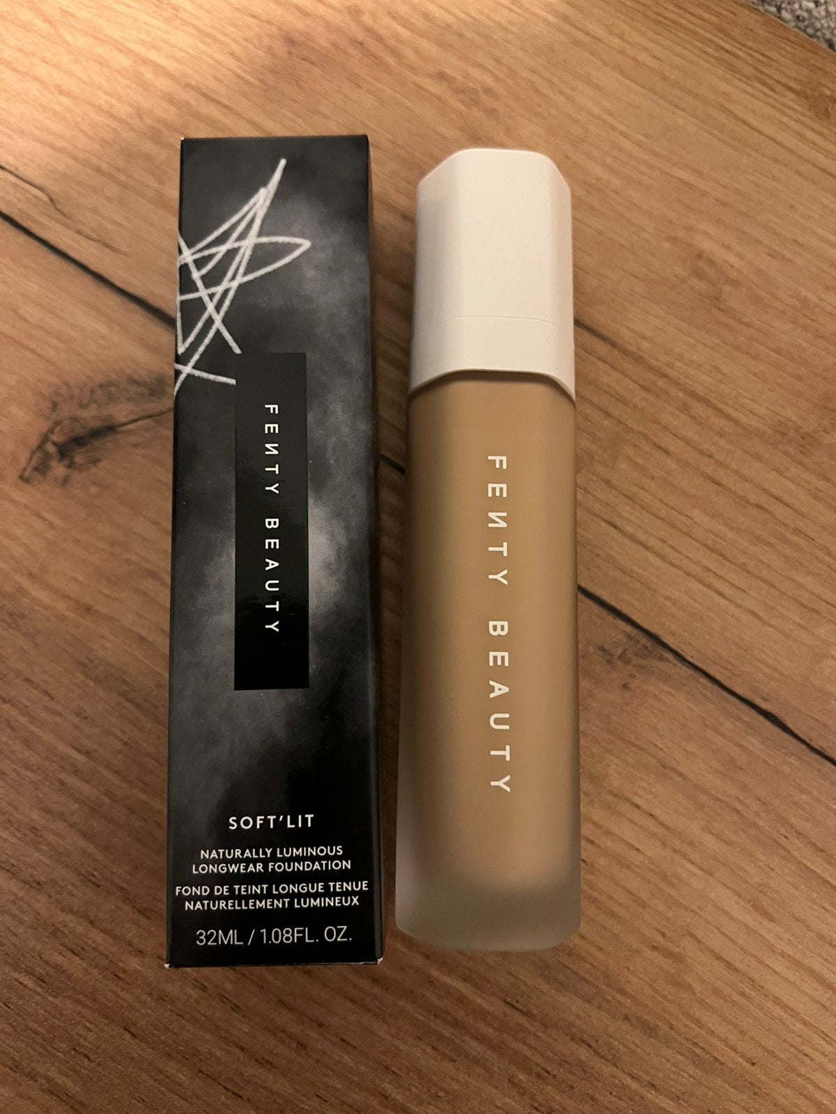 Fenty Beauty Soft Lit foundation 230, Ophalen of Verzenden, Zo goed als nieuw, Beige, Gehele gezicht