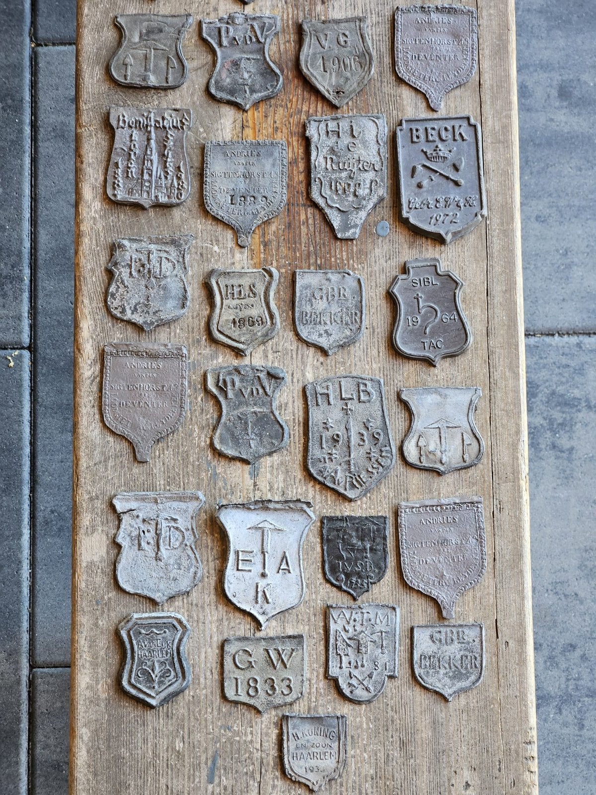 Verzameling Antieike Trotseerloodjes / dakloodjes, Verzenden