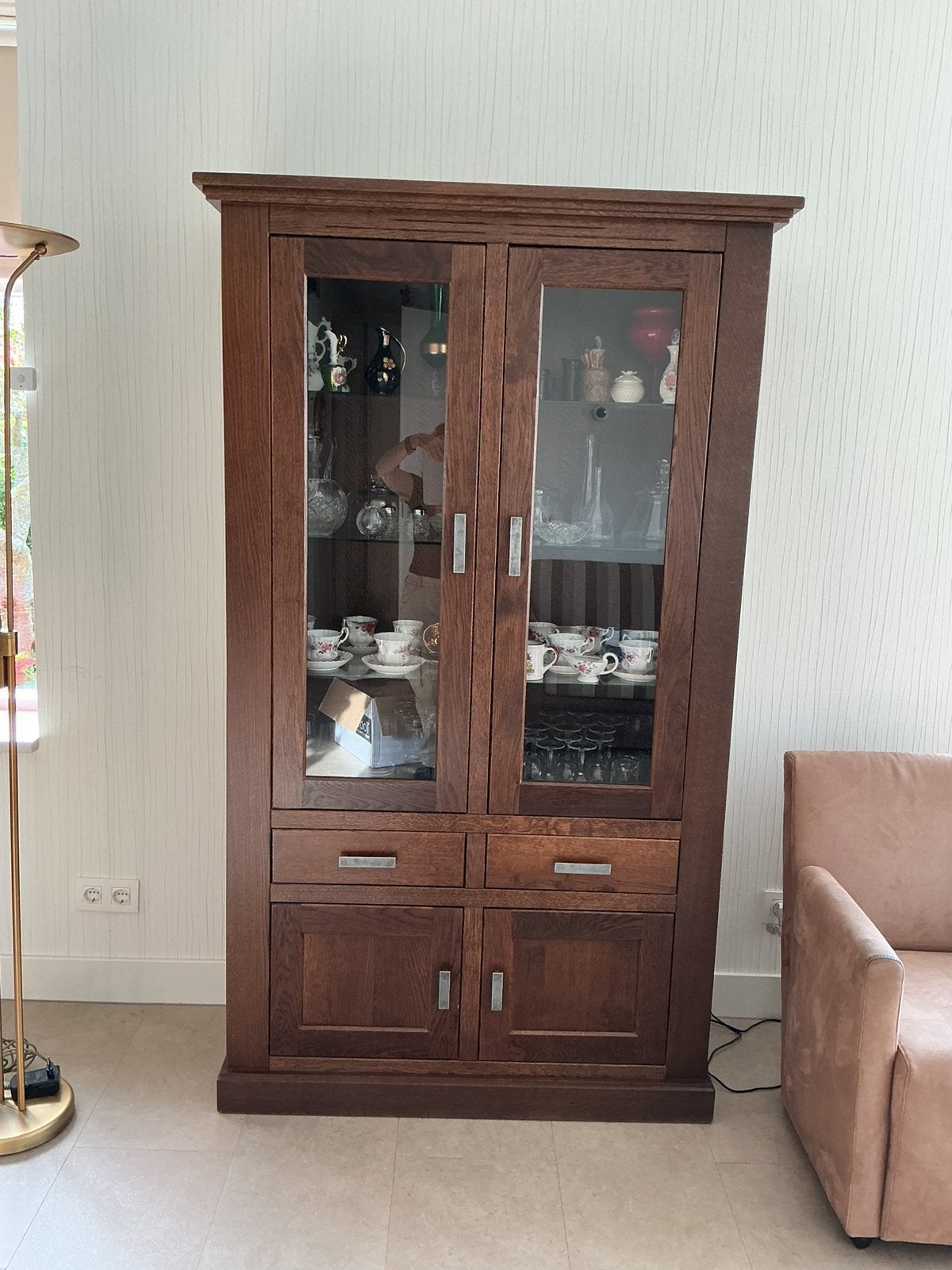 Vitrinekast met glazen deuren en lades, Huis en Inrichting, Ophalen, Eikenhout, 50 tot 100 cm, Zo goed als nieuw