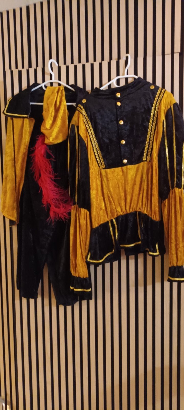 2 pietenpakken met cape en accessoires, Ophalen, Zo goed als nieuw