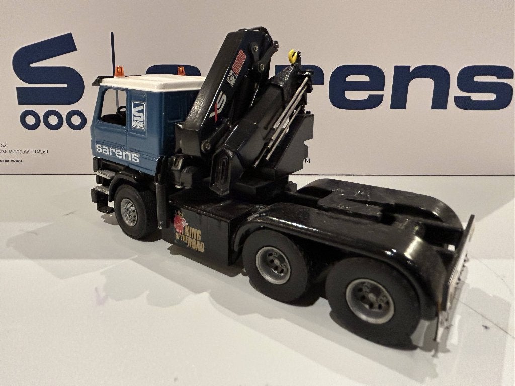 Sarens Scania 143 M + laadkraan Hiab Tekno 1/50, Verzenden, Gebruikt, Bus of Vrachtwagen, Tekno