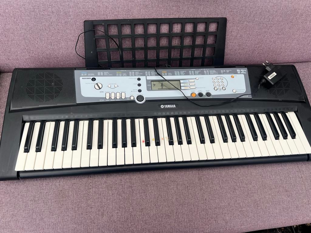 Yamaha PSR-E233 Keyboard met adapter en bladmuziekstandaard, Yamaha, Ophalen of Verzenden, Met standaard, 61 toetsen