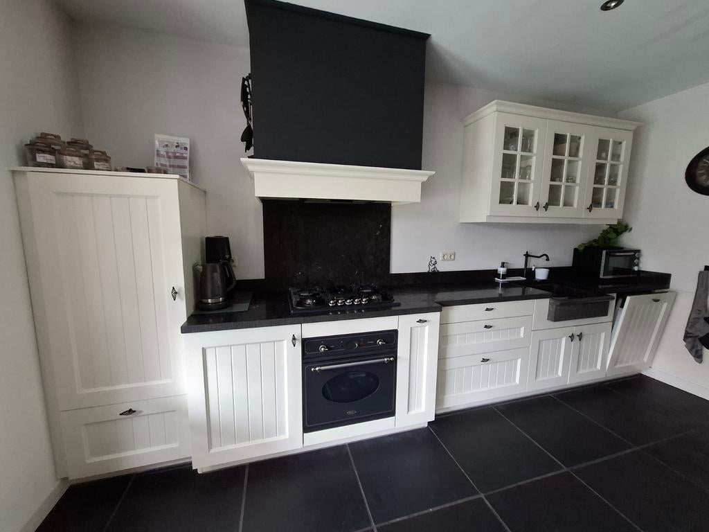 Tulp keuken 4.60m met Belgisch hardsteen en Boretti oven, Huis en Inrichting, Keuken | Complete keukens, Ophalen, Gebruikt, Wit