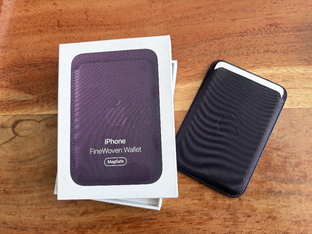 iPhone FineWoven MagSafe Wallet (Blackberry/Paars), Telecommunicatie, Mobiele telefoons | Hoesjes en Frontjes | Apple iPhone, Textiel
