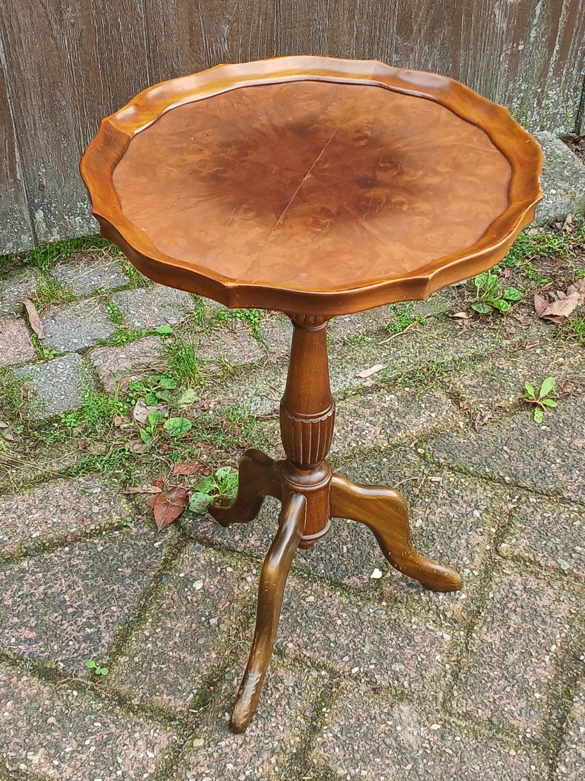 Antieke bijzettafel met sierlijk houtsnijwerk, Ophalen of Verzenden