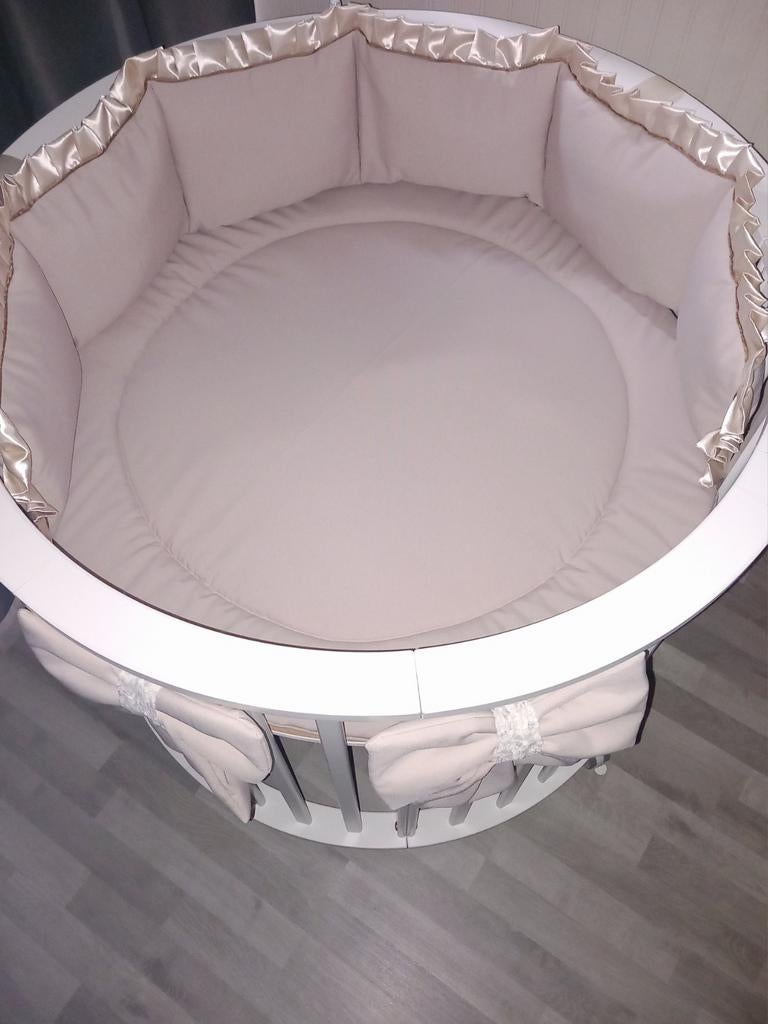 NIEUW! Handgemaakte Box Aankleding Zand/Satijn 90/92CM., Kinderen en Baby's, Boxen, Ophalen of Verzenden, Nieuw, Rond, Boxkleed
