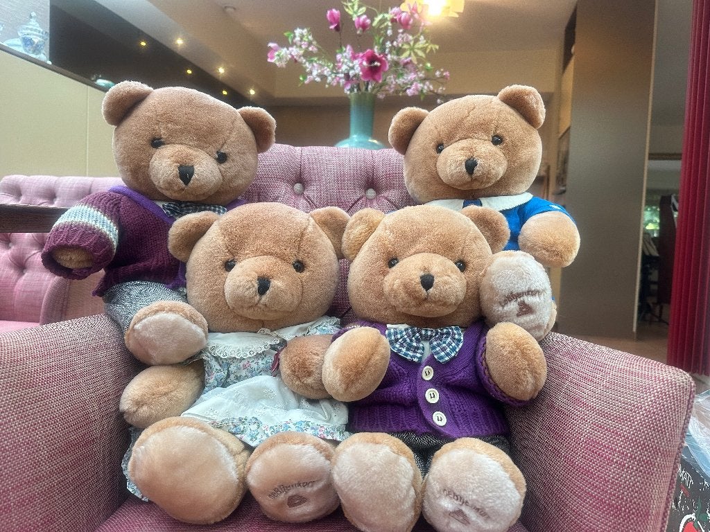 De iconische Bijenkorf beren, Verzamelen, Beren en Cherished Teddies, Zo goed als nieuw, Stoffen beer, Overige merken, Ophalen