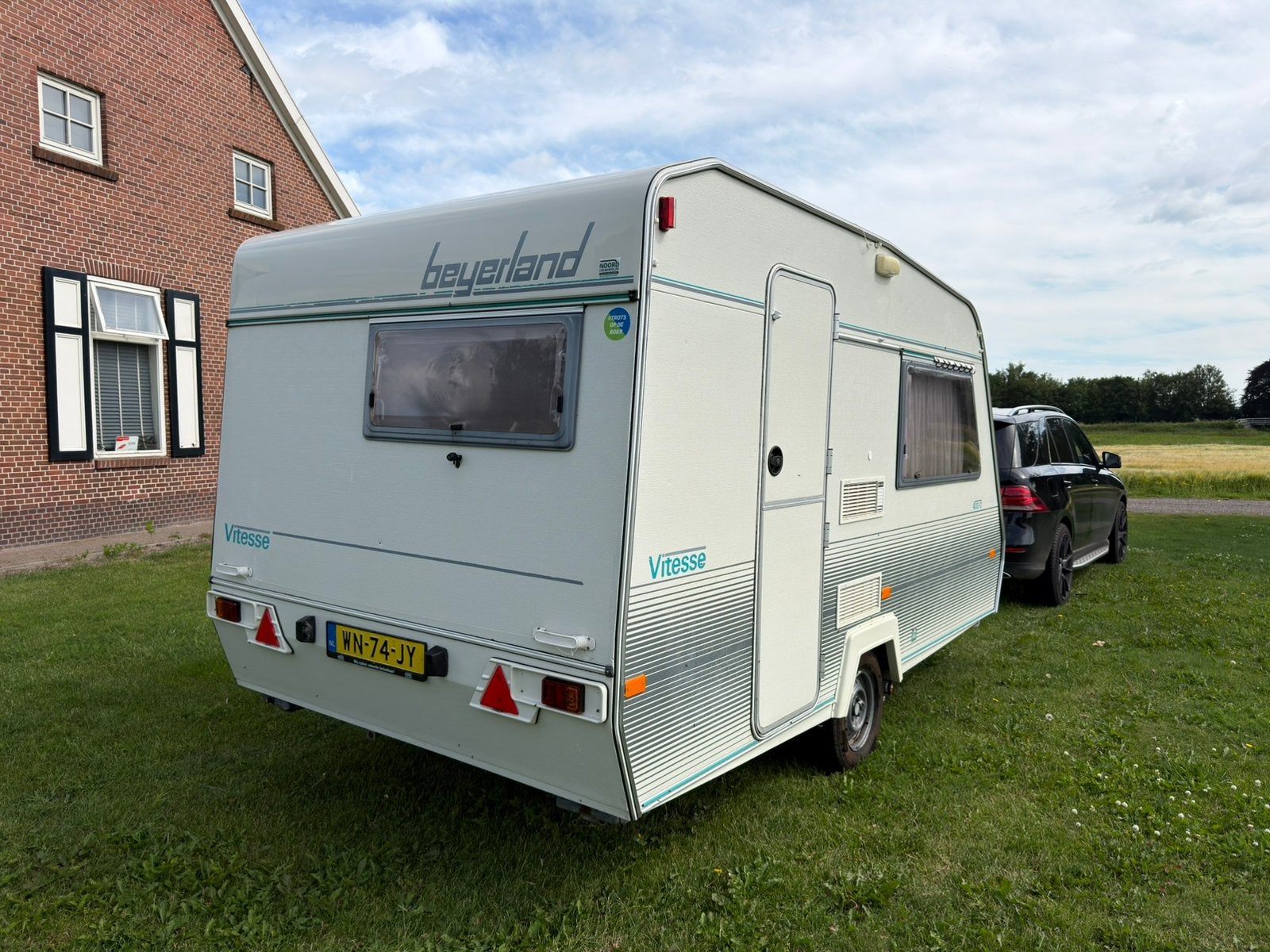 Beyerland 400-2 | Volautomatische mover | Voortent + luifel, Caravans en Kamperen, Caravans, Rondzit, Koelkast, Bedrijf, 4 tot 5 meter