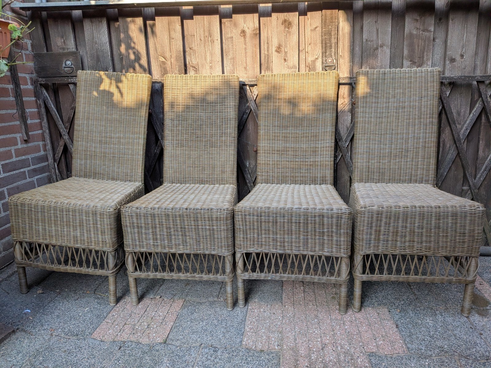 4 kunstof rieten eetkamerstoelen, Huis en Inrichting, Stoelen, Ophalen, Gebruikt, Bruin, Riet of Rotan