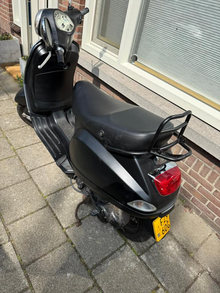 Vespa lx mat zwart geel kenetken, Fietsen en Brommers, Snorfietsen en Snorscooters, Ophalen of Verzenden, Zo goed als nieuw, Benzine