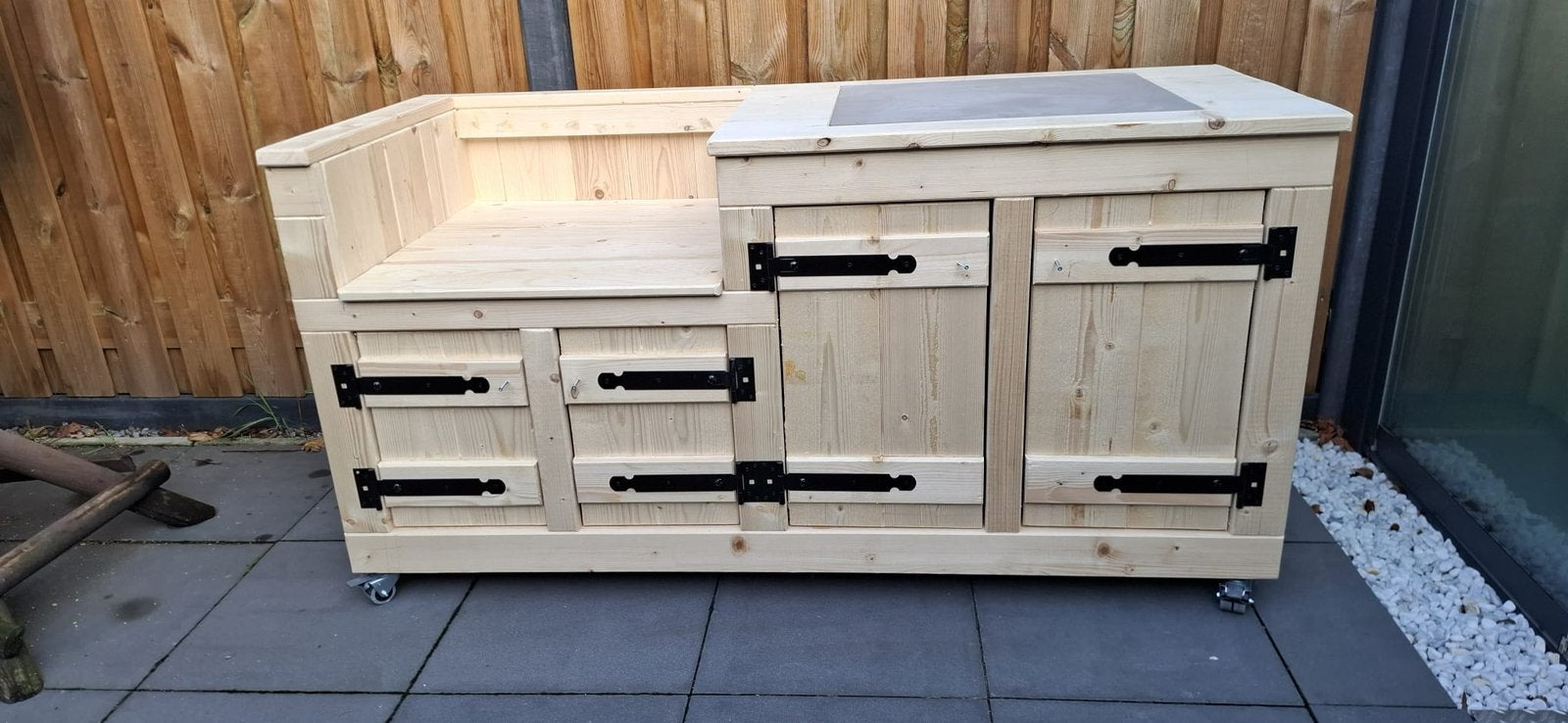 Stoere buitenkeuken voor bv grandhall, Ophalen, Nieuw, Houtskool
