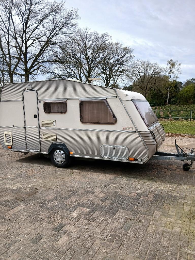 Kip Greyline 42 TTZ incl overdekte stalling, 2 aparte bedden, Kachel, Kip, Treinzit
