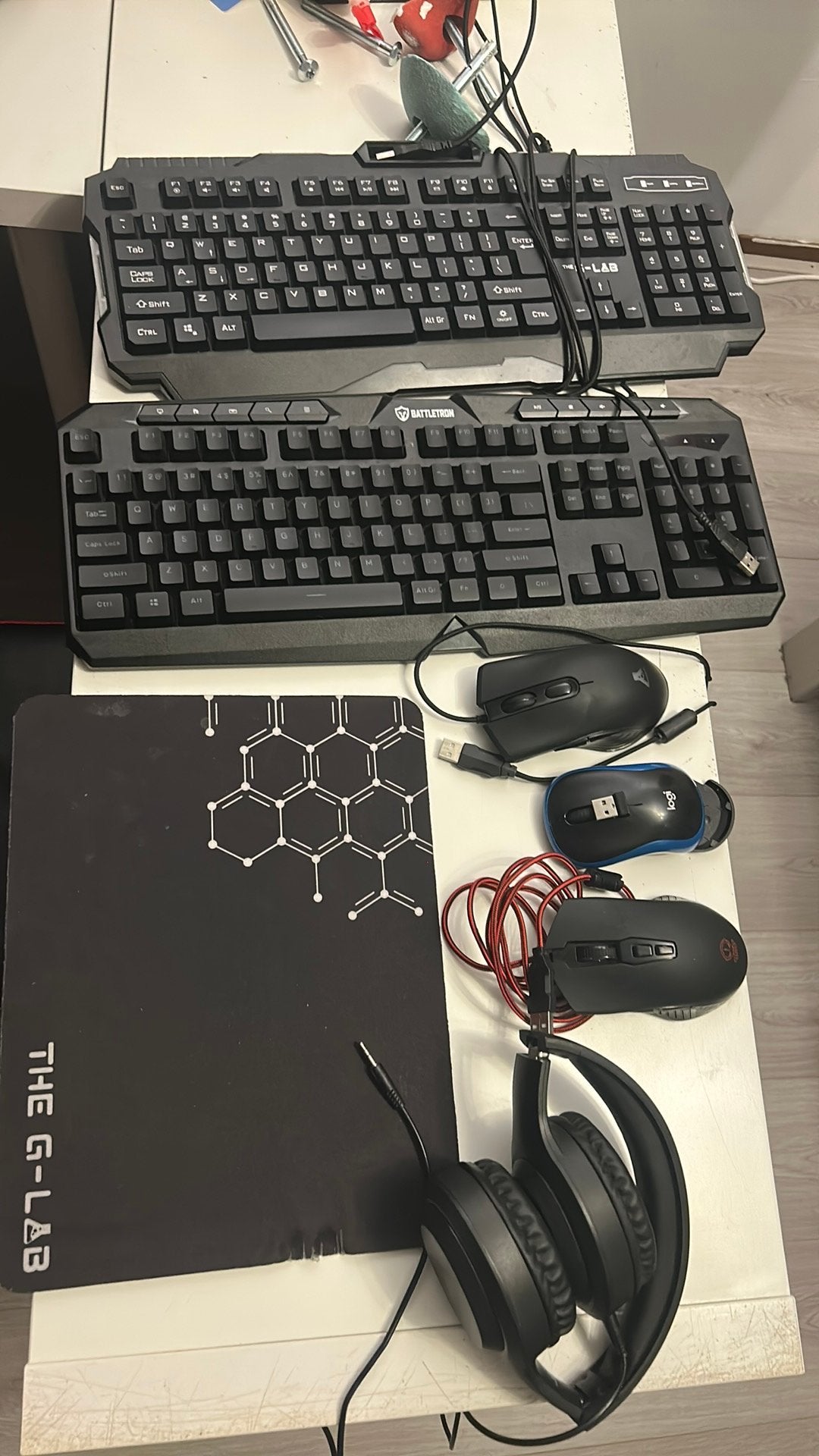 2 rbg kbm verlichting en muis muismat headset en logi muis, Ophalen of Verzenden, Zo goed als nieuw, Bedraad, Toetsenbord en muis-set