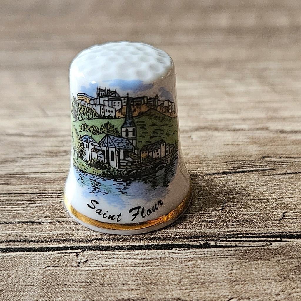 Vingerhoedjes verzamelen  - Saint Flour - vingerhoed, Ophalen of Verzenden, Zo goed als nieuw, Porselein, Buitenland
