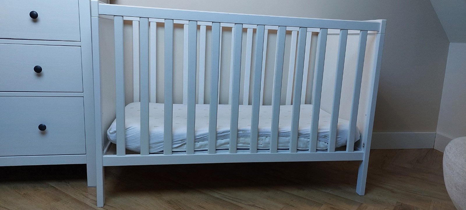 Ikea Sundvik babybed incl. matras, Ophalen, Zo goed als nieuw, Minder dan 140 cm, Matras
