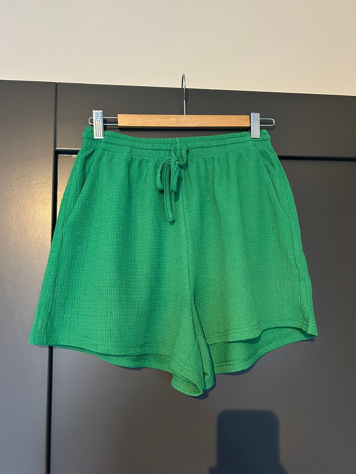Fijne korte broek van Guts & Gusto appelgroen te koop maat L, Kleding | Dames, Kort, Verzenden, Maat 42/44 (L), Zo goed als nieuw