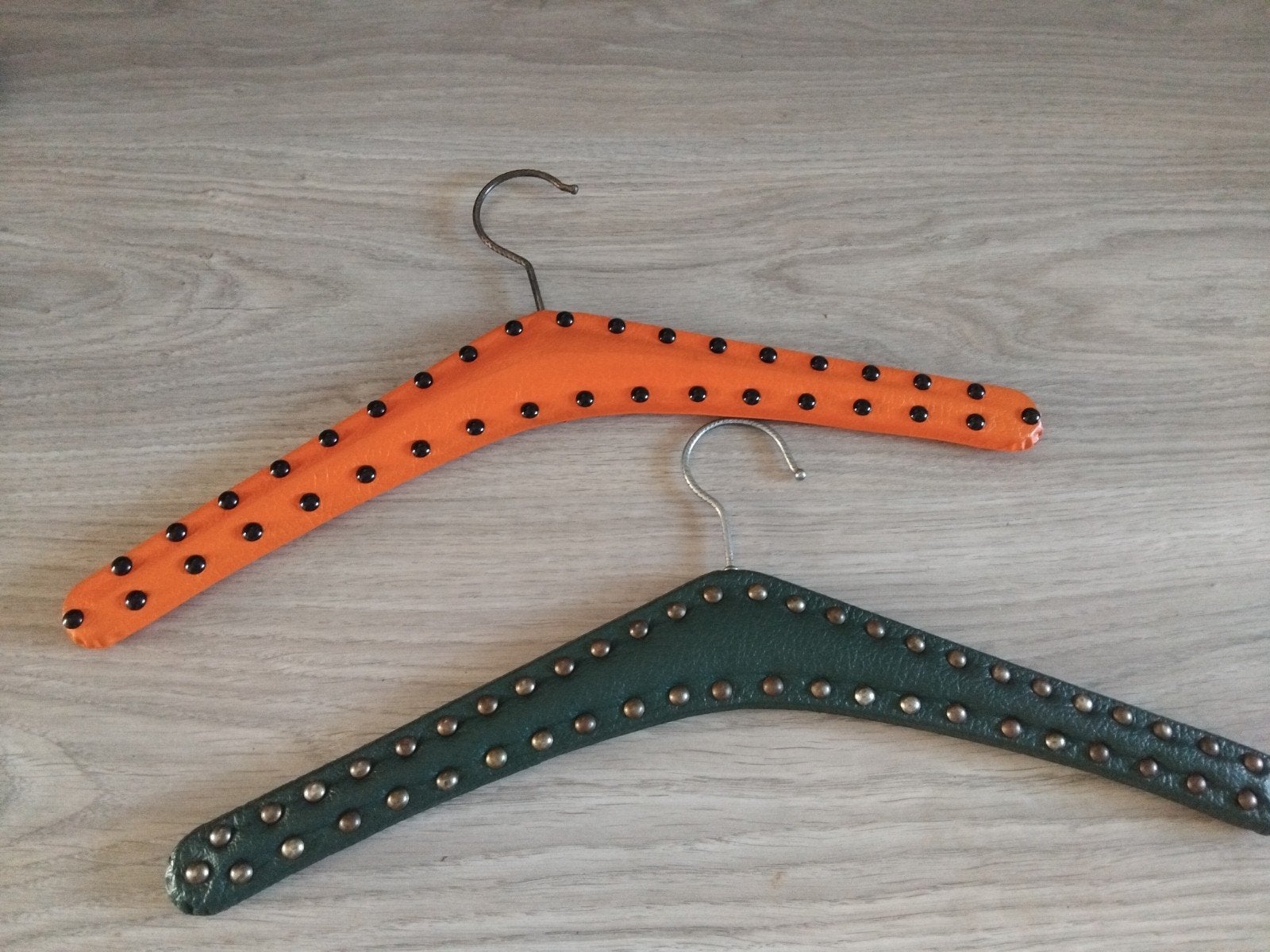 Set van 2 vintage kledinghangers met studs, Ophalen of Verzenden