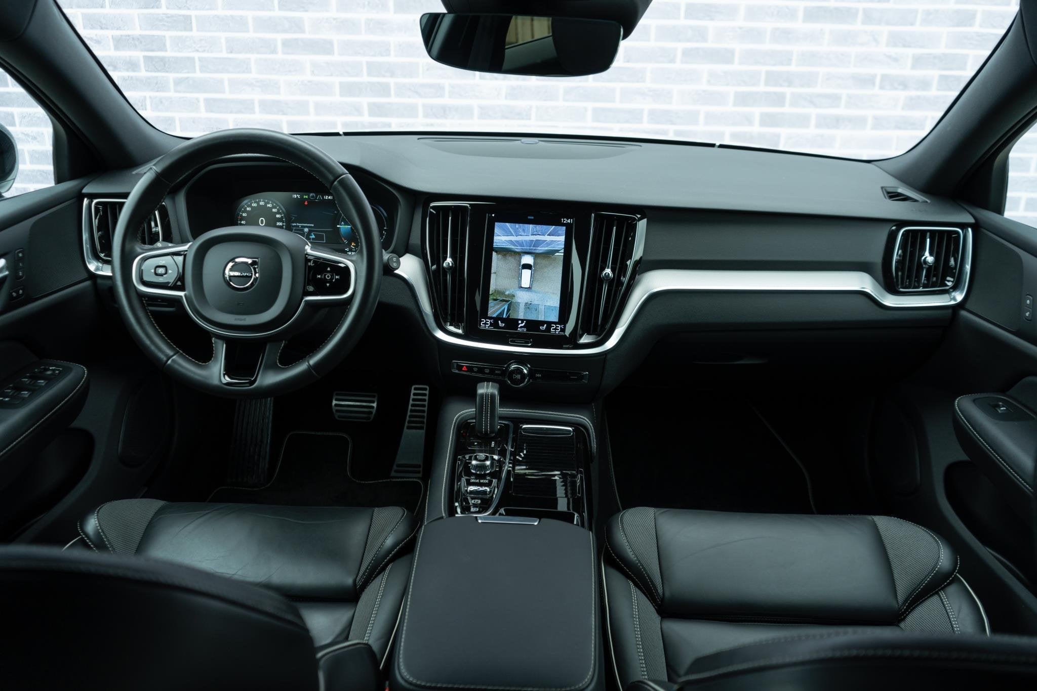 Foto 4 van Volvo V60 2.0 T6 Recharge AWD R-Design | Trekhaak | Adaptiev