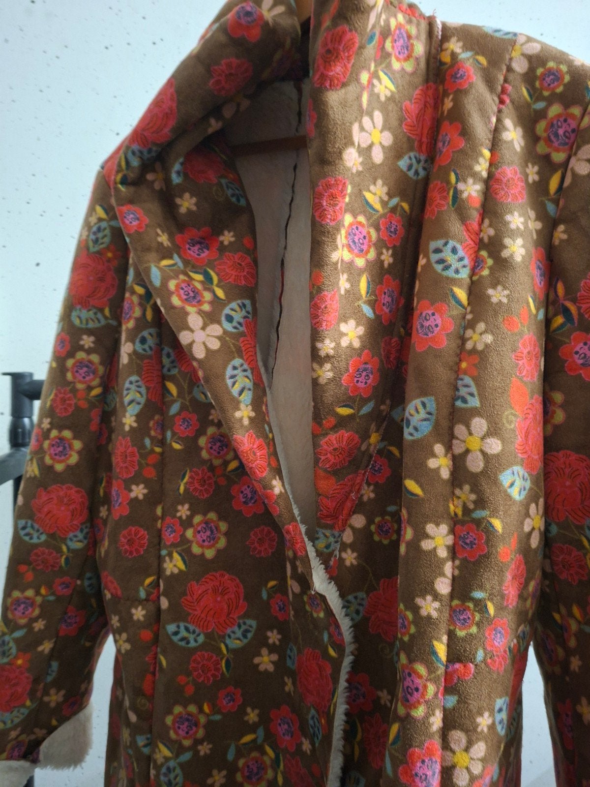 Vintage jas met bloemenprint en teddy voering - 115x58cm, Ophalen of Verzenden, Gedragen, Maat 42/44 (L), Bruin