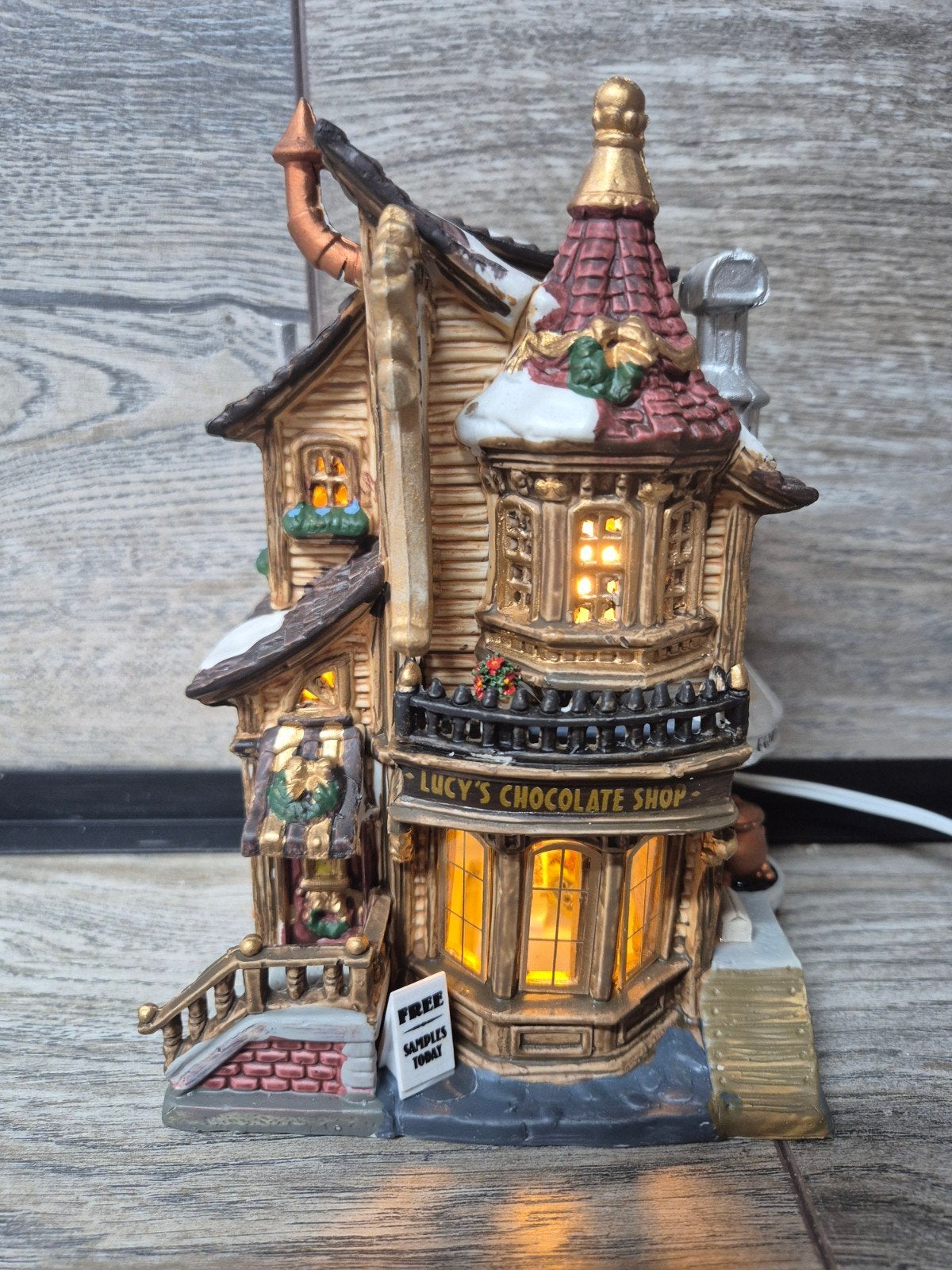lemax chocolade shop met verlichting kerstdorp kersthuisjes, Diversen, Ophalen of Verzenden, Zo goed als nieuw
