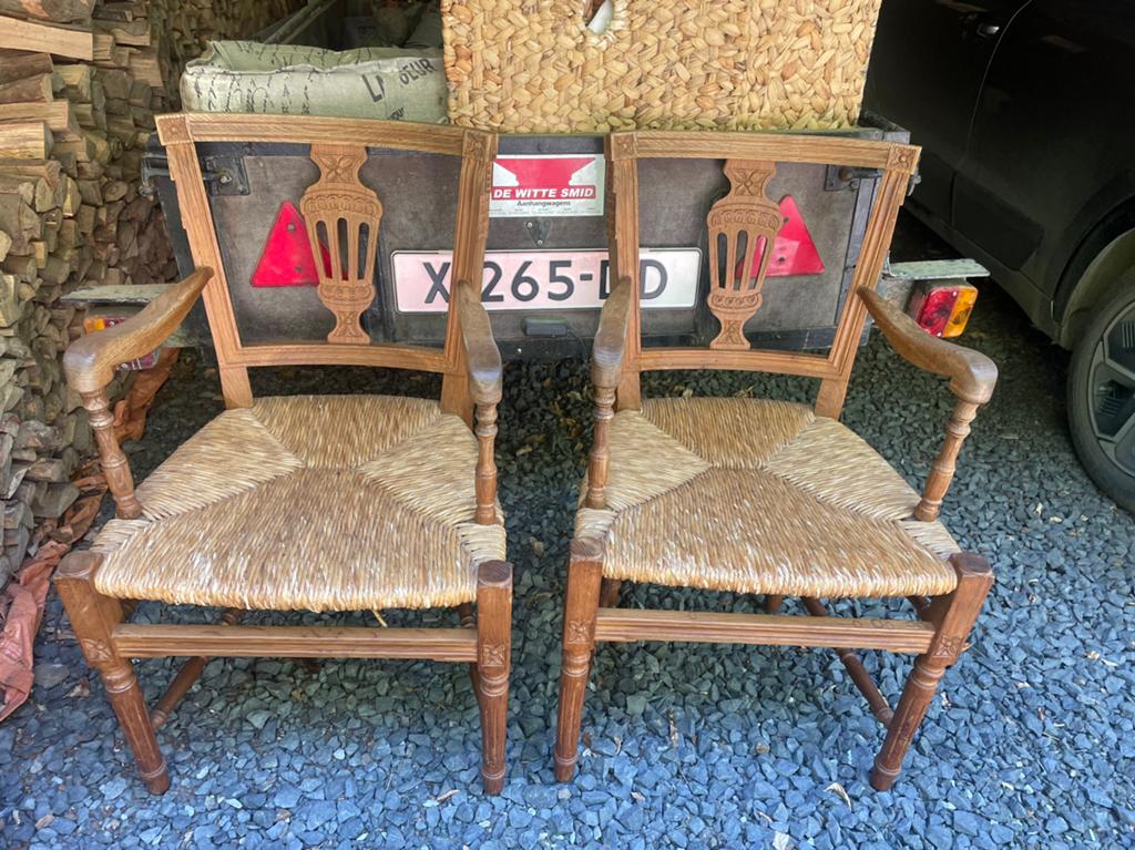 2 Eiken stoelen met rieten zittingen in goede staat, Ophalen