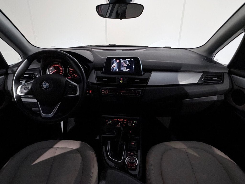 BMW 2-serie Active Tourer 225i AUT /Clima/Cruise/PDC/Leer/NA, Auto's, BMW, Gebruikt, 4 cilinders, Bedrijf, 1405 kg