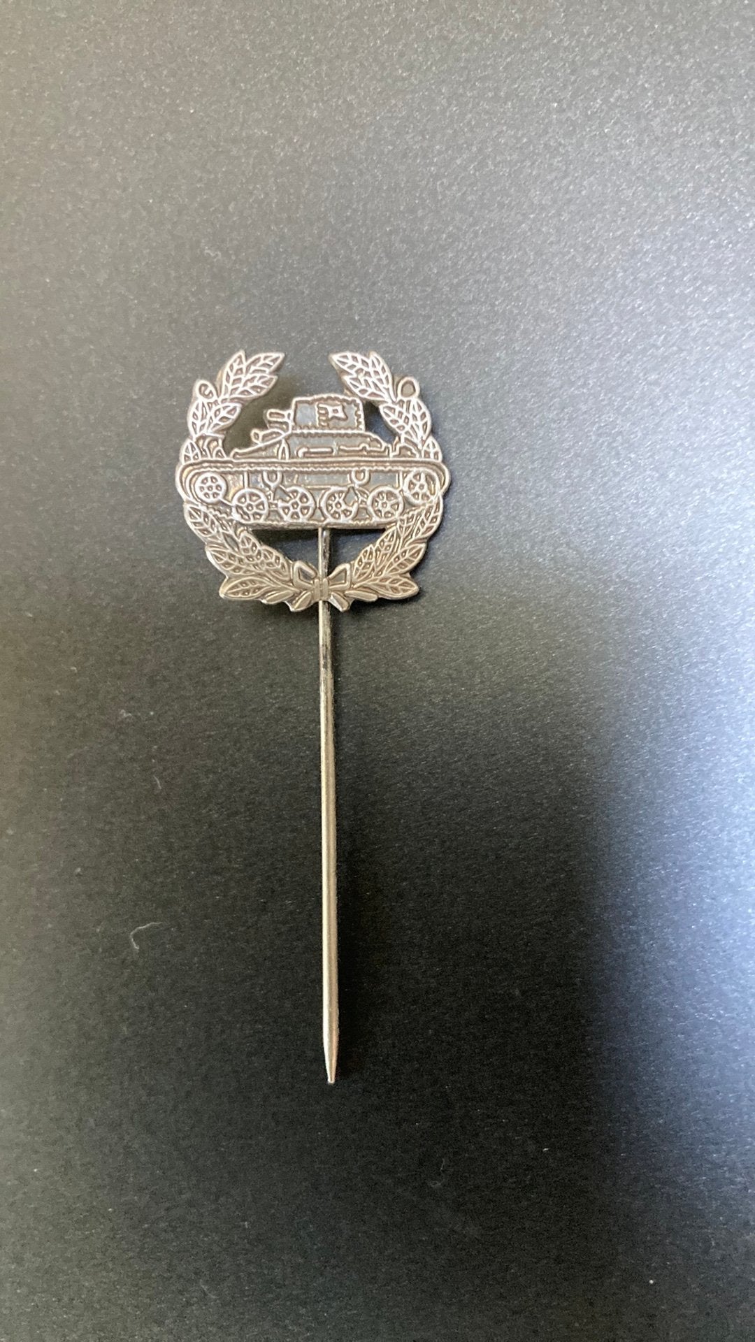 KNIL Vechtwagens speldje, Verzamelen, Militaria | Algemeen, Ophalen of Verzenden, Landmacht, Nederland, Embleem of Badge