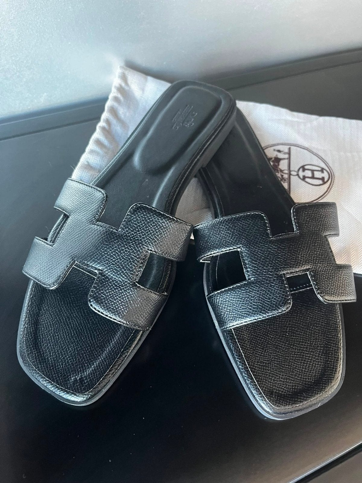Hermes Oran slippers zwart
Leer Maat 39,40 en 41, Ophalen of Verzenden, Nieuw