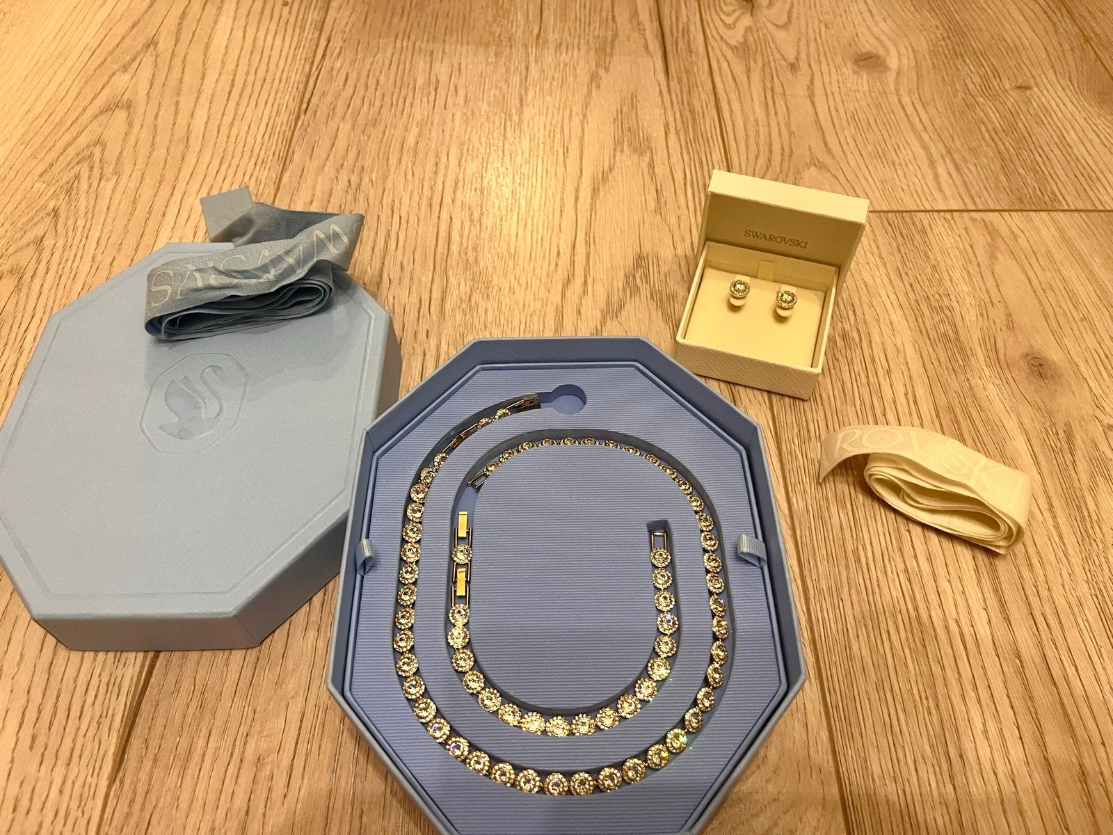 NIEUW Swarovski Una Angelic set goudkleurig 100% origineel, Met kristal, Overige materialen, Nieuw, Ophalen of Verzenden