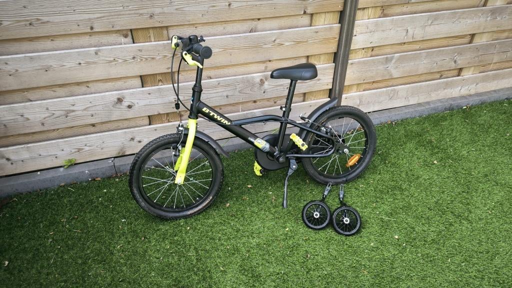 Kids' Bike 16" – B'Twin 500 Dark Hero + Training Wheels, Ophalen, Gebruikt, 16 tot 20 inch, Zijwieltjes