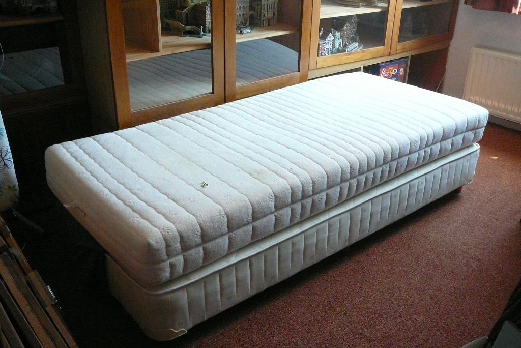 Boxspring 90 x 200 met matras, verrijdbaar  GRATIS AFHALEN, Ophalen, Gebruikt, 90 cm, Eenpersoons