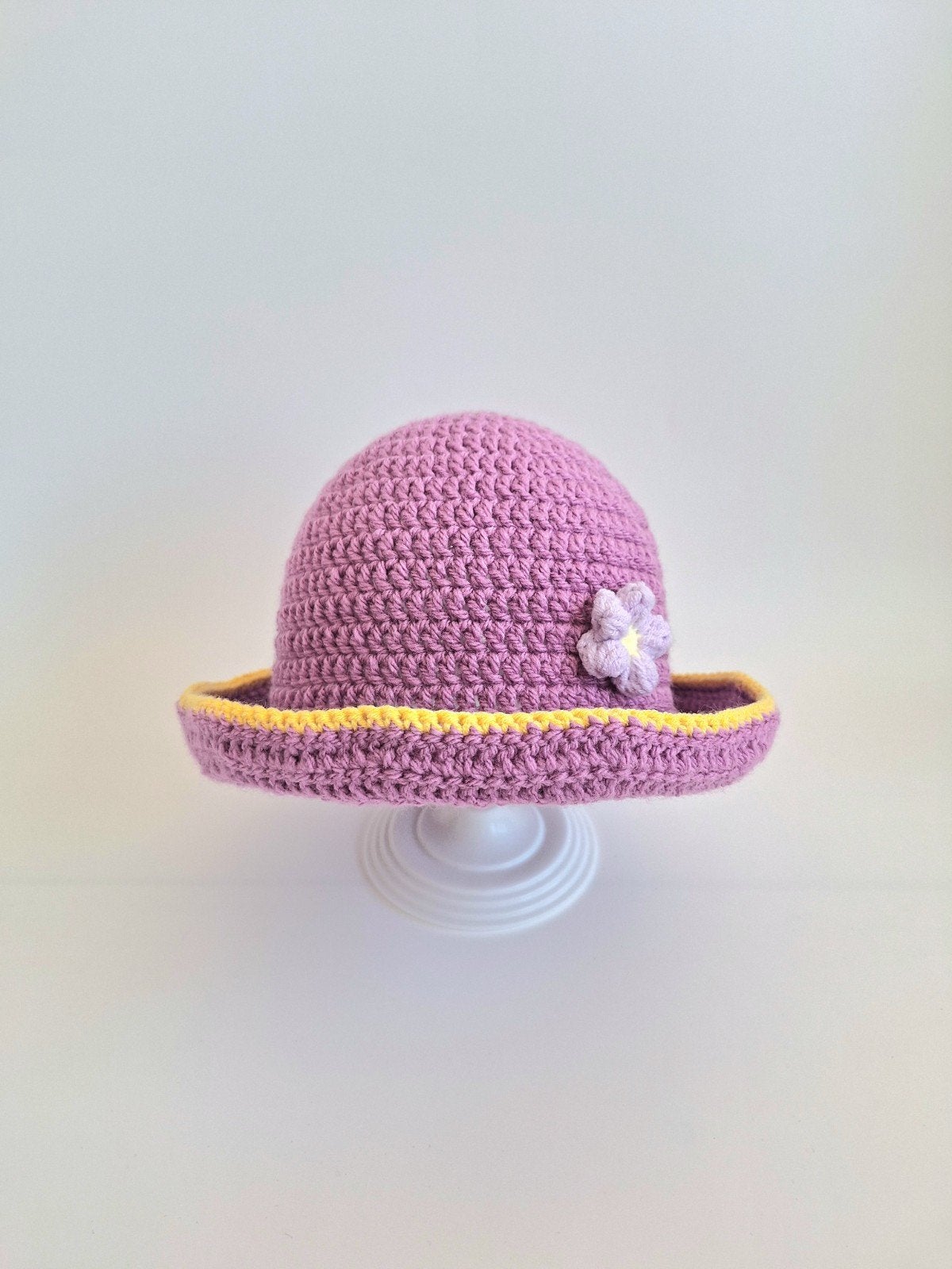 Gehaakt baby hoedje twee-in-een lavendel en geel, Hoed, Jongen of Meisje, Nieuw, Ophalen of Verzenden