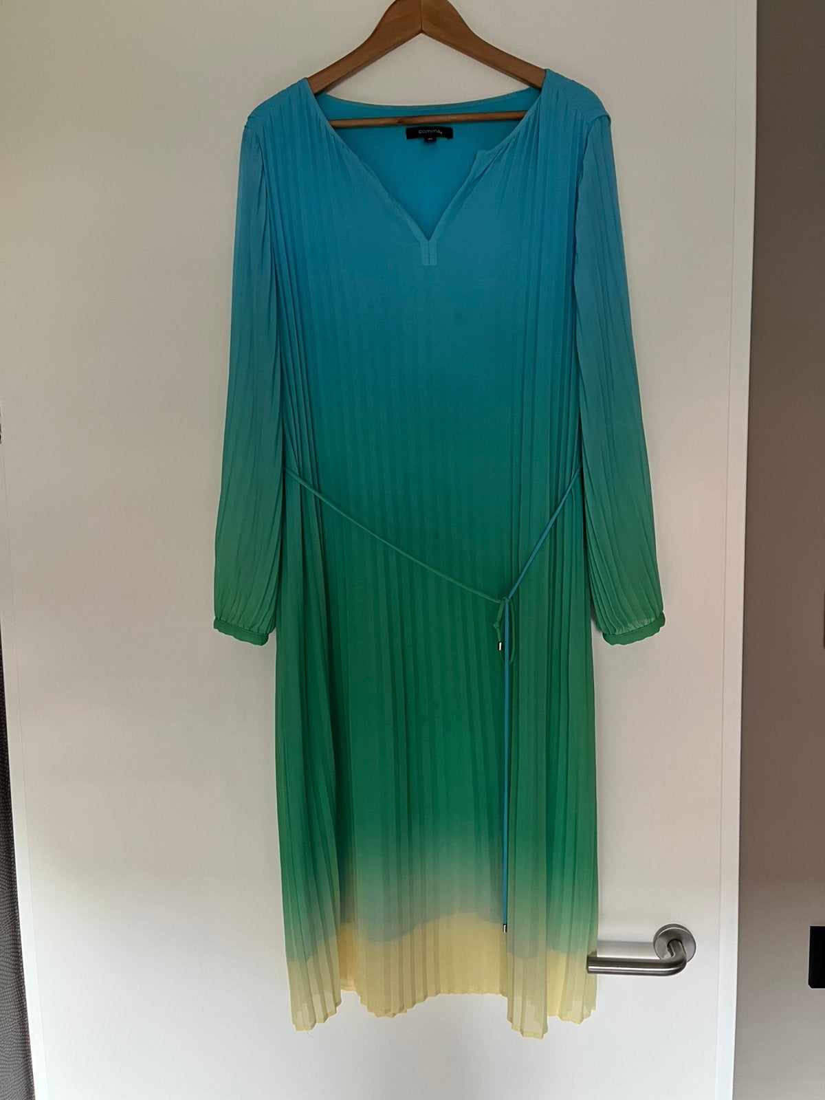 Comma, ZGAN plissé jurk in kleurverloop in maat 44., Blauw, Maat 42/44 (L), Ophalen of Verzenden, Zo goed als nieuw