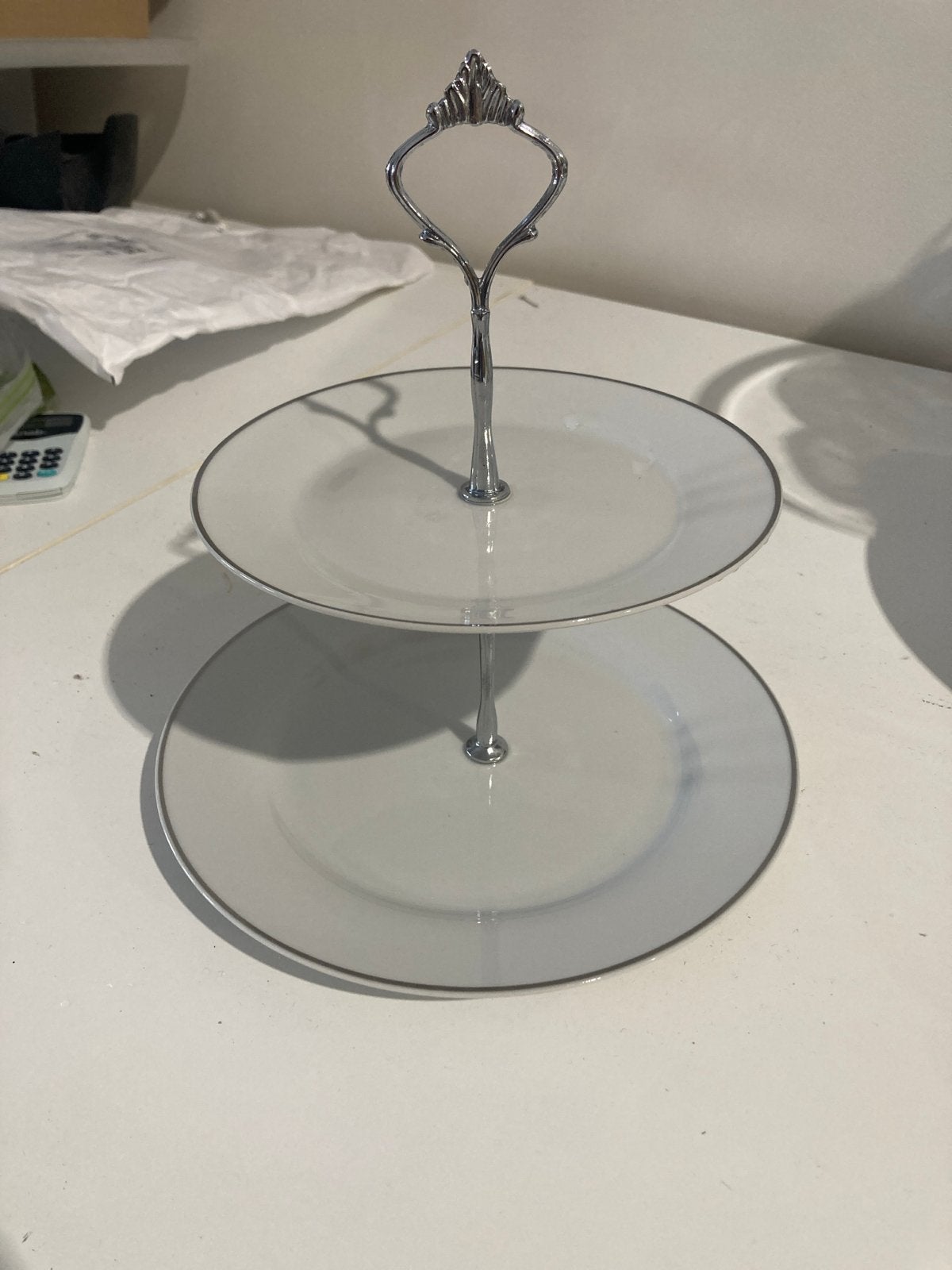 Elegante etagere voor gebakjes en hapjes, Ophalen, Gebruikt, Porselein of Keramiek, Schaal