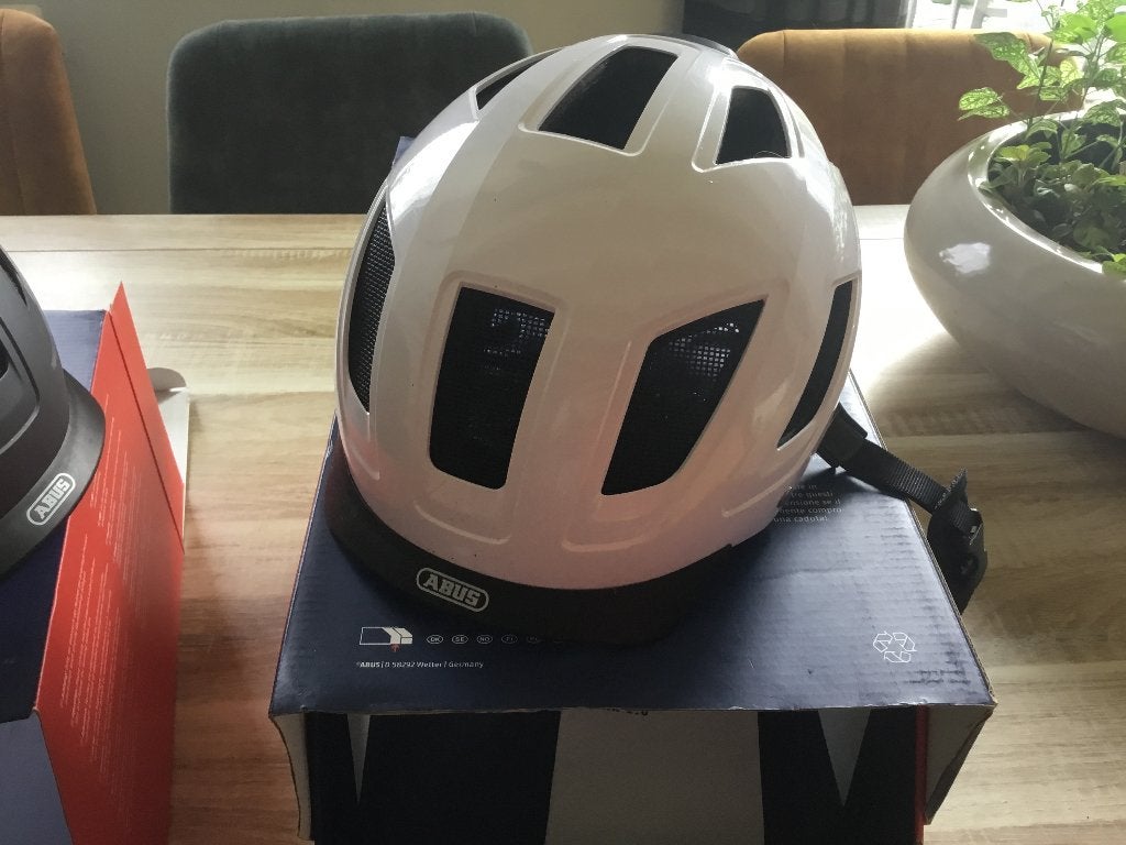 Abus fietshelm wit, Fietsen en Brommers, Ophalen, M, Zo goed als nieuw, Abus