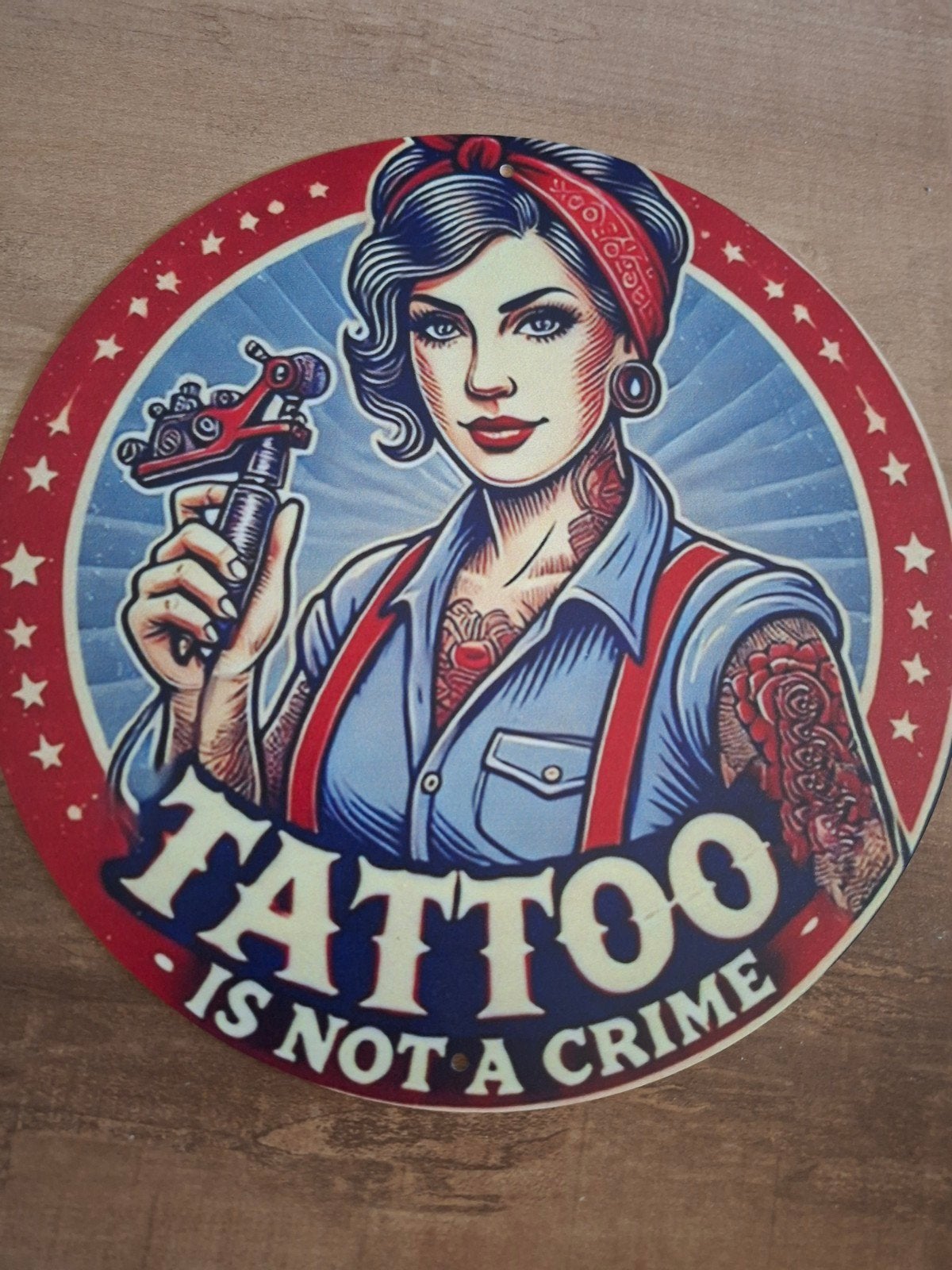 Metalen Bord Tattoo Is Not A Crime 20 cm, Vintage, Meerkleurig, Ophalen of Verzenden, Zo goed als nieuw