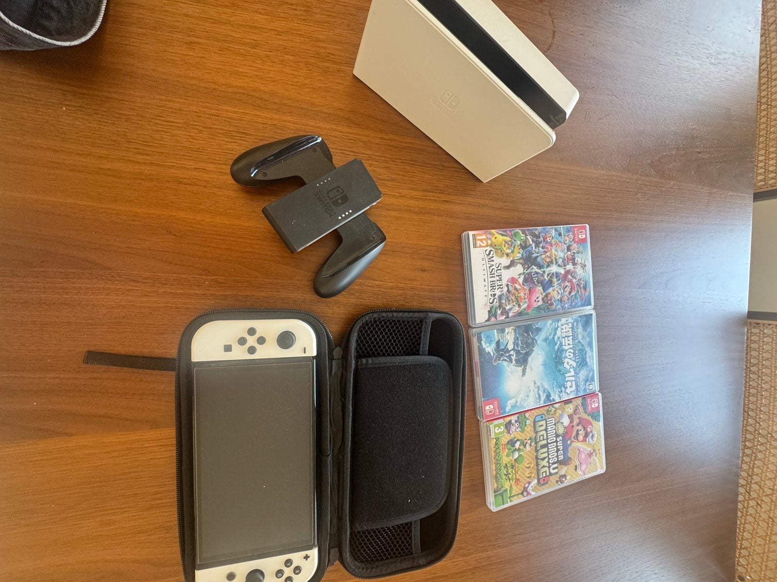 Nintendo Switch OLED met 3 games en accessoires, Spelcomputers en Games, Met games, Zo goed als nieuw, Met 1 controller, Switch OLED