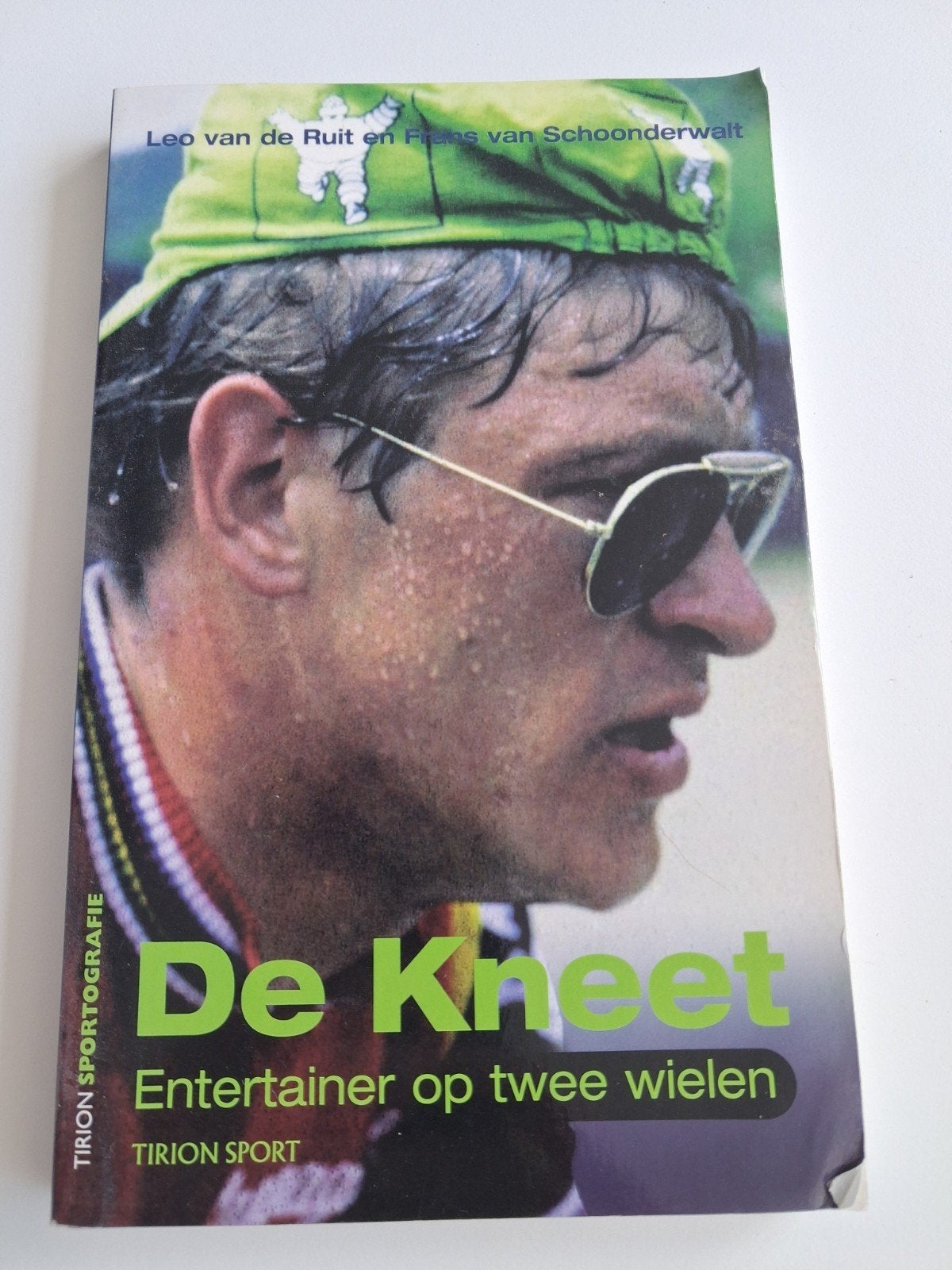 De Kneet: Entertainer op twee wielen - Wielerbiografie, Ophalen of Verzenden, Gelezen, Leo van de Ruit en Frans van Schoonderwalt