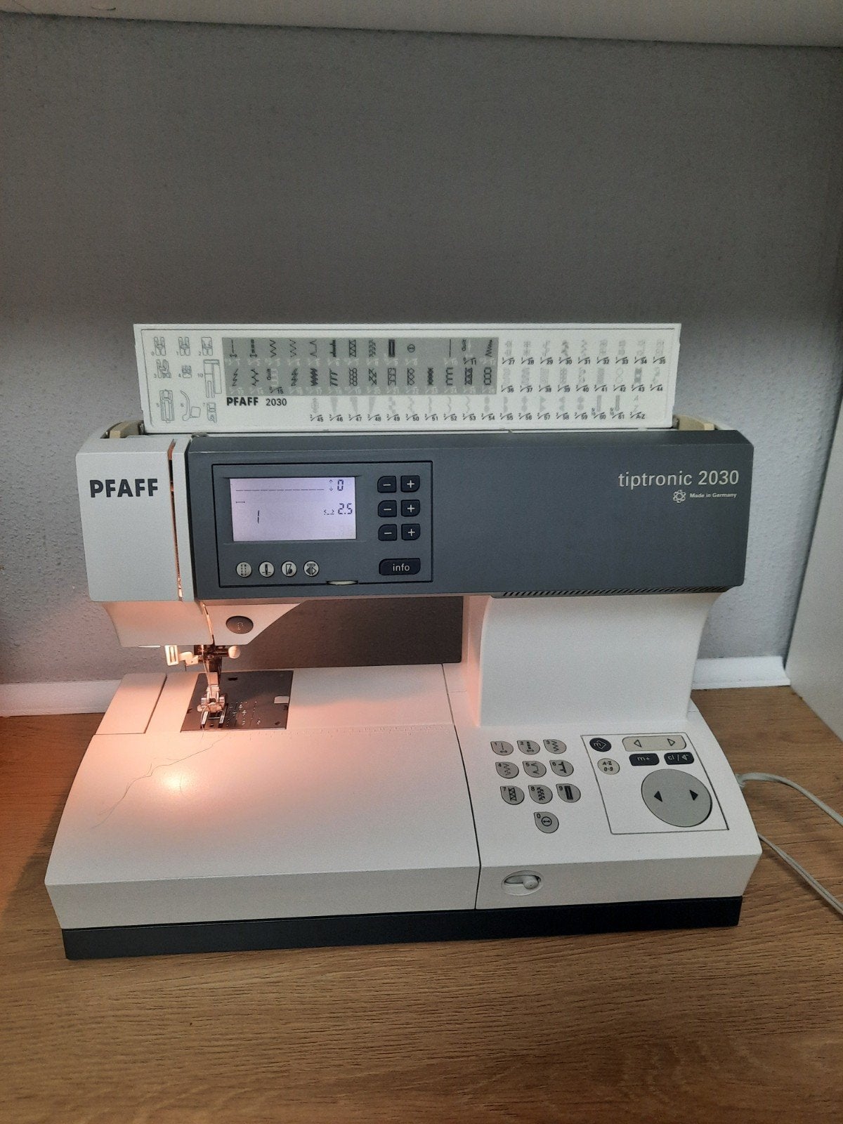 Pfaff 2030 Triptonic Naaimachine Nieuwstaat, Hobby en Vrije tijd, Naaimachines en Toebehoren, Ophalen, Zo goed als nieuw, Naaimachine