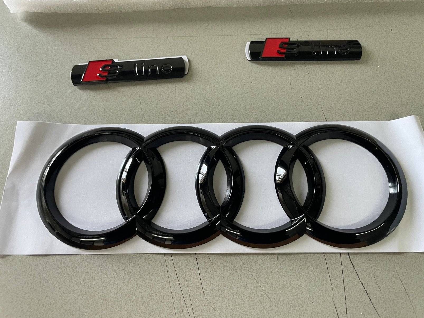 AUDI LOGO GLANS ZWART VOOR EN ACHTEF SPATBORD S LINE, Ophalen of Verzenden